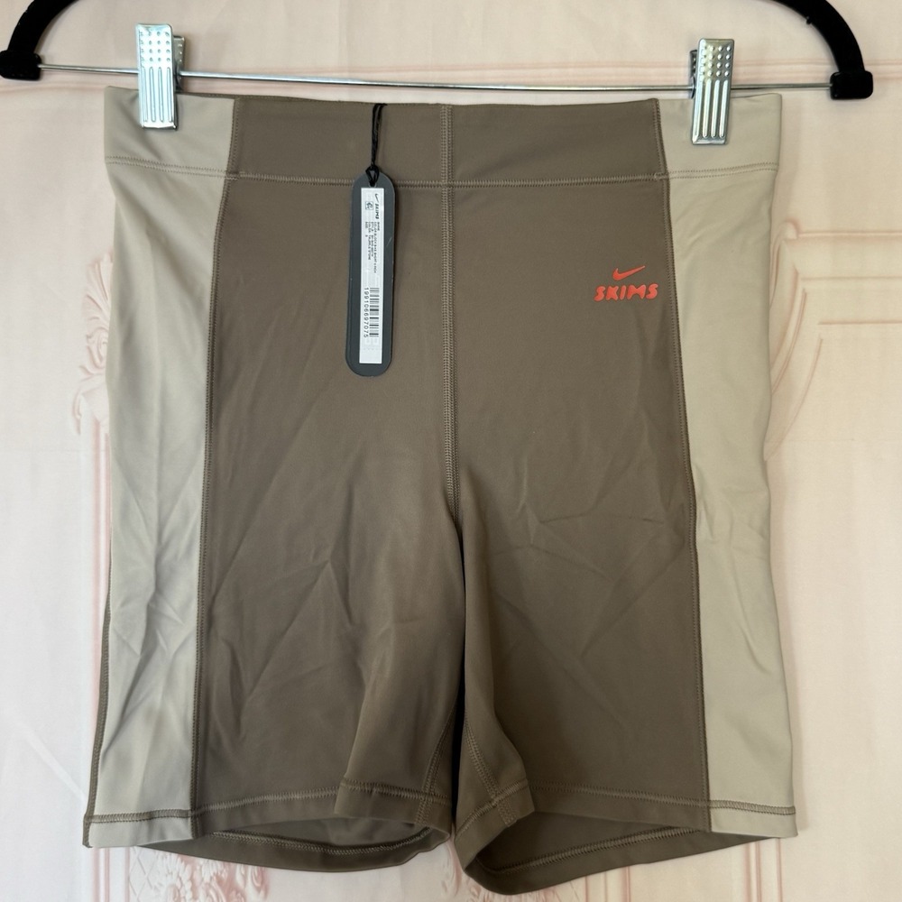 SKIMS NikeSKIMS Shine Color block Bike Short 5" Truffle/Stone Size S NWT